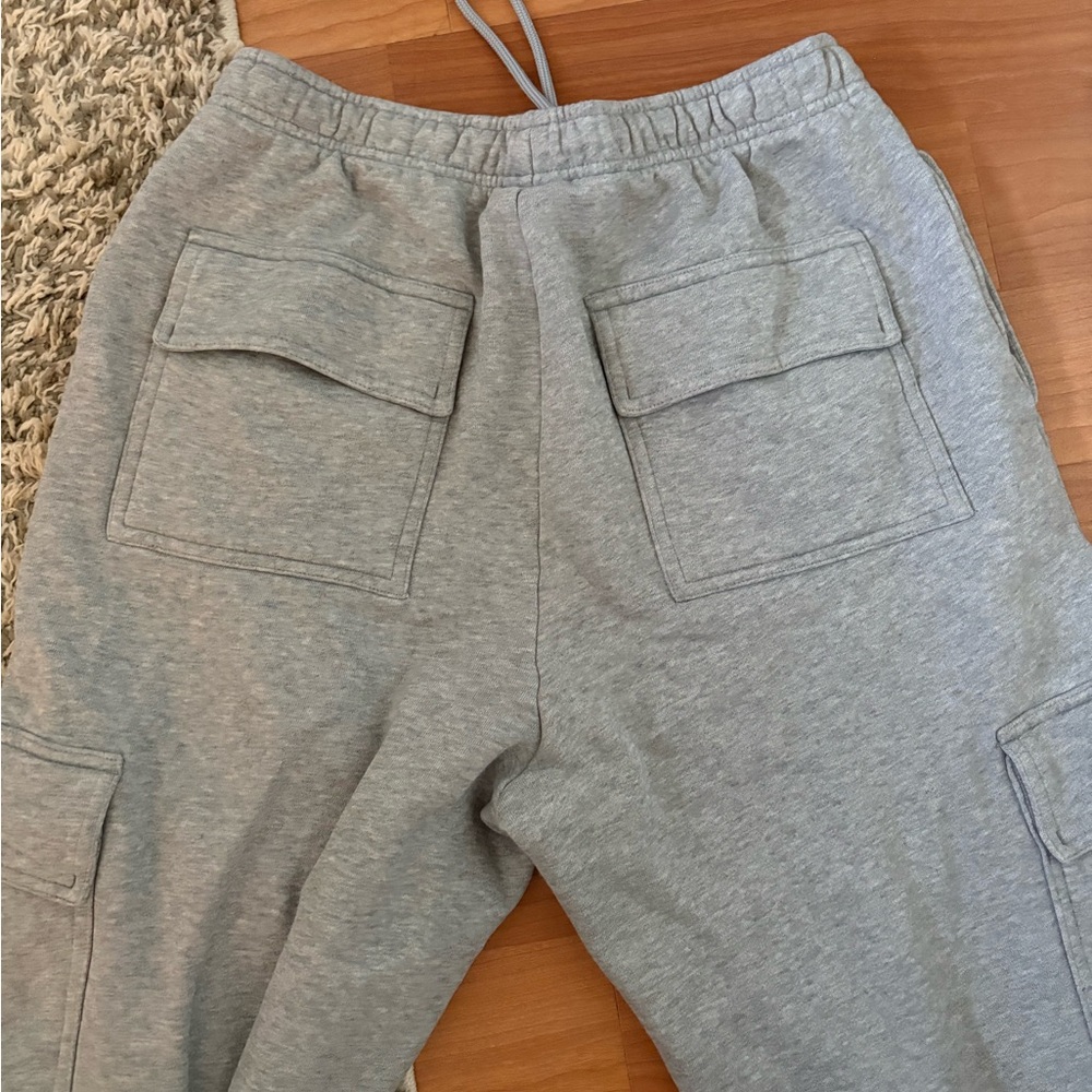 Aritzia Grey Cargo Mega Fit Sweatfleece Cozy Fleece Sweatpants - Picture 3 of 3